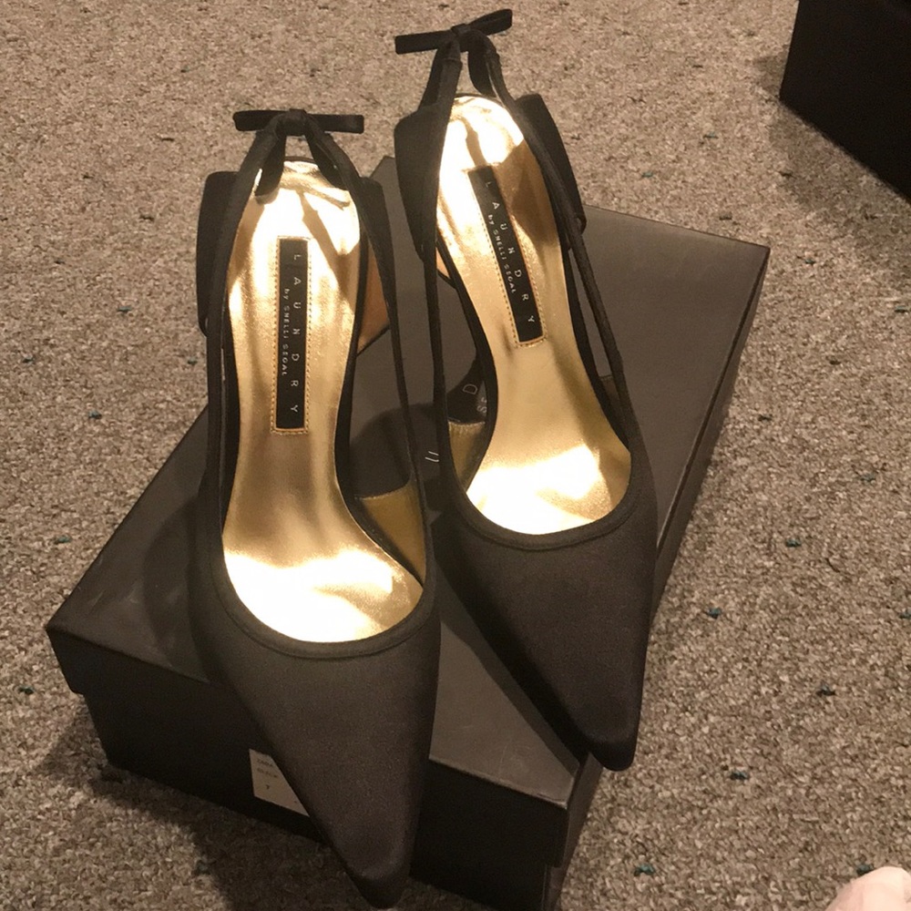 Gorgeous dress pumps. Only worn twice!!